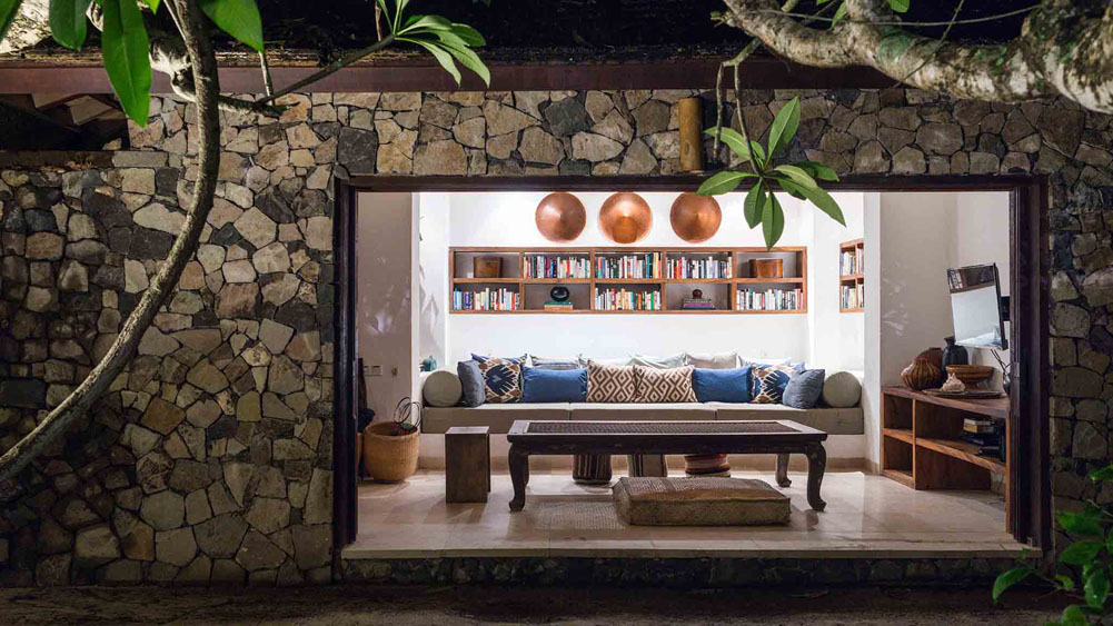 Sira Beach House - Chill out area view from dry garden